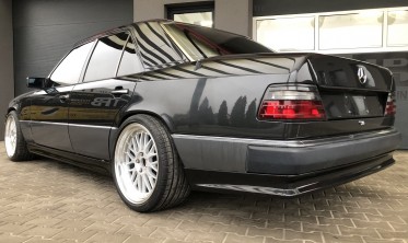 Накладка диффузор заднего бампера Mercedes W124 фото