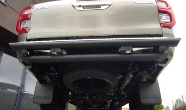 Силовий задній бампер Toyota Hilux (2020-...) трубчастий фото