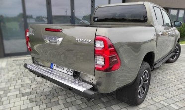Силовий задній бампер Toyota Hilux (2020-...) трубчастий фото
