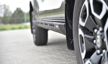 Силові профільовані пороги Toyota Hilux (2020-...) фото