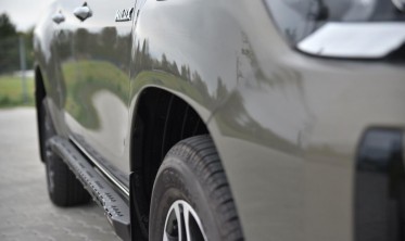 Силові профільовані пороги Toyota Hilux (2020-...) фото