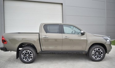 Силові профільовані пороги Toyota Hilux (2020-...) фото