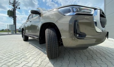 Силові профільовані пороги Toyota Hilux (2020-...) фото