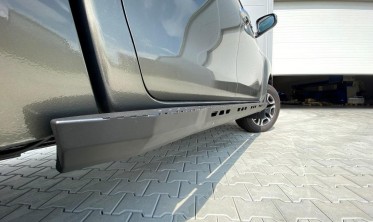 Силові профільовані пороги Toyota Hilux (2020-...) фото