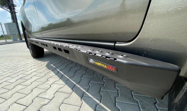 Силові профільовані пороги Toyota Hilux (2020-...) фото
