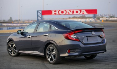 Тюнинговый спойлер на багажник Honda Civic X sedan фото