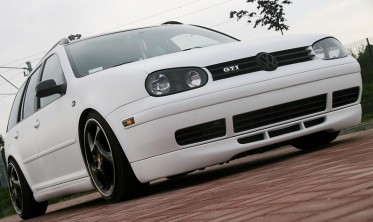 Накладка переднього бампера VW Golf 4 у стилі Jubi фото