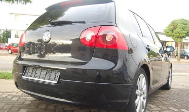 Нижняя накладка на задний бампер VW Golf 5 без выреза фото