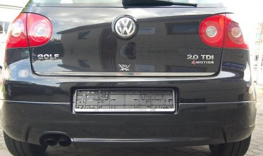 Накладка на задний бампер VW Golf 5 стиль GTI с вырезами под выхлоп фото