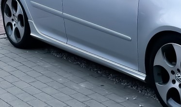 Накладки на пороги Volkswagen Golf 5 в стиле GTI фото