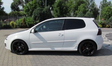Накладки на пороги Volkswagen Golf 5 в стиле GTI фото
