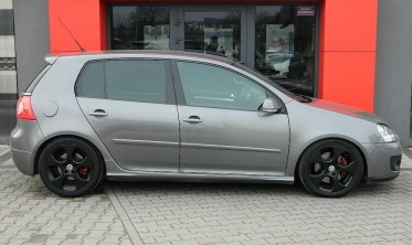 Накладки на пороги Volkswagen Golf 5 в стиле GTI фото