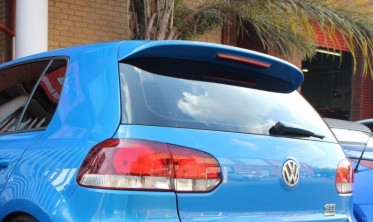 Cпойлер заднего стекла Volkswagen Golf 6 в стиле GTI фото