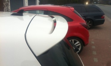 Спойлер крышки багажника VW Golf VI на ножках фото