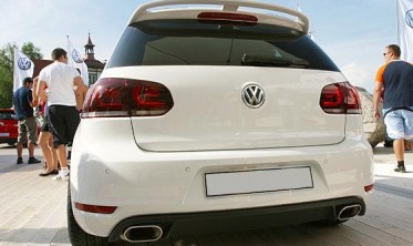 Спойлер крышки багажника VW Golf VI на ножках фото
