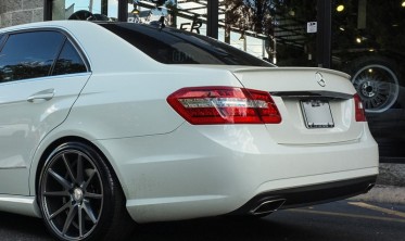 Спойлер крышки багажника Mercedes W212 тонкий фото