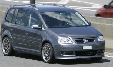 Тюнінгова накладка на передній бампер VW Caddy / Touran (2003-...) фото