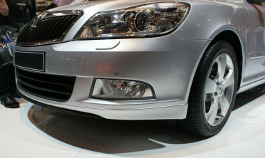 Накладка на передній бампер Skoda Octavia A5 рестайлінг фото
