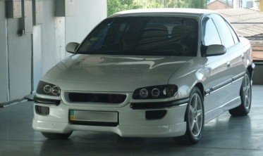 Накладка переднього бампера Opel Omega B дорестайл фото