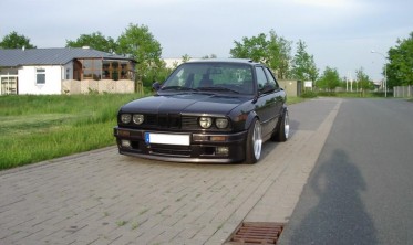 Накладка переднього бампера BMW E30 фото