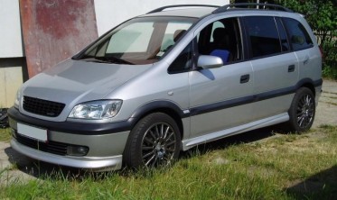 Накладка переднього бампера Opel Zafira A фото