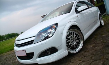 Накладка переднього бампера Opel Astra H GTC в стилі OPC фото
