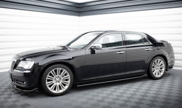 Боковые тюнинг накладки (листвы) на пороги Chrysler 300 Mk2 фото
