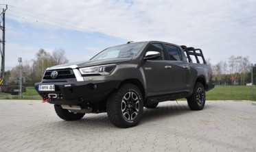 Силовой передний бампер Toyota Hilux (2020-...) фото