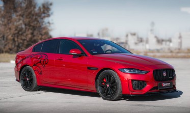 Тюнинговые нижние накладки (листвы) на пороги Jaguar XE X760 рестайл R-Dynamic фото