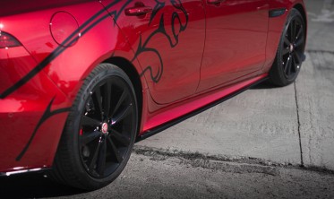 Тюнинговые нижние накладки (листвы) на пороги Jaguar XE X760 рестайл R-Dynamic фото