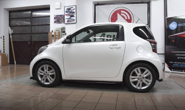 Нижні тюнінг накладки (лістви) на бокові пороги Toyota IQ фото