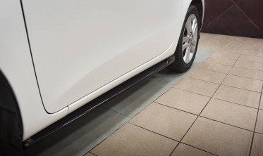 Нижні тюнінг накладки (лістви) на бокові пороги Toyota IQ фото