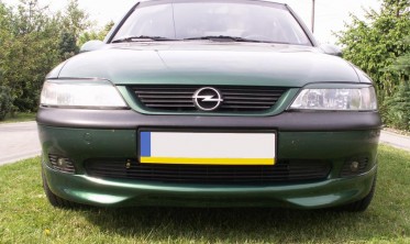Накладка переднього бампера Opel Vectra B версія 2 фото