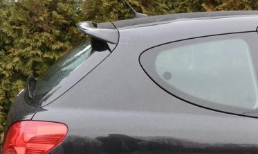 Спойлер крышки багажника Peugeot 207 фото
