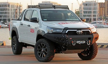 Силовой передний бампер Toyota Hilux Revo (2015-...) фото