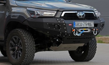 Силовой передний бампер Toyota Hilux Revo (2015-...) фото