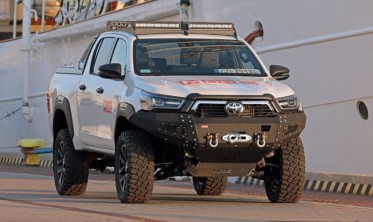 Силовой передний бампер Toyota Hilux Revo (2015-...) фото
