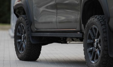 Боковые силовые пороги Toyota Hilux Revo, 2020+ фото