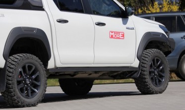 Боковые силовые пороги Toyota Hilux Revo, 2020+ фото