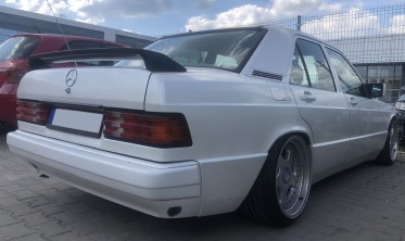 Спойлер кришки багажника Mercedes 190 W201 фото