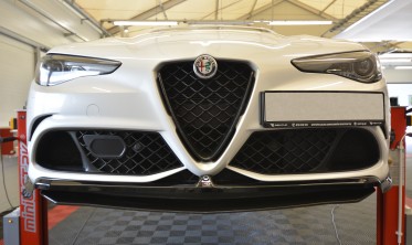 Нижний сплиттер (накладка) под передний бампер Alfa Romeo Giulia Quadrifoglio фото