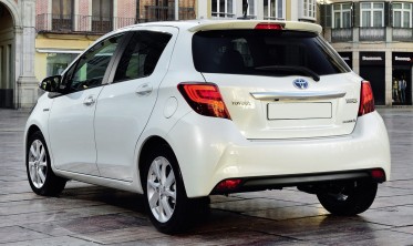 Тюнинговый спойлер на крышку багажника Toyota Yaris 3  фото