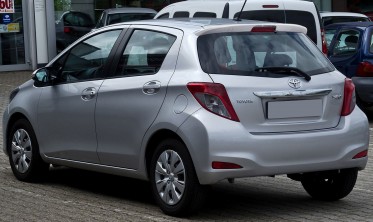 Тюнинговый спойлер на крышку багажника Toyota Yaris 3  фото