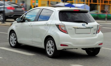 Тюнинговый спойлер на крышку багажника Toyota Yaris 3  фото