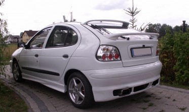Спойлер кришки багажника нижній Renault Megane 1 фото