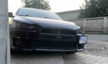 Бампер передний Mitsubishi Lancer X в стиле EVO фото
