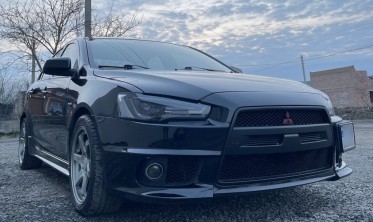 Бампер передний Mitsubishi Lancer X в стиле EVO фото