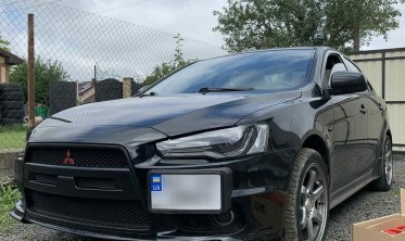 Бампер передний Mitsubishi Lancer X в стиле EVO фото
