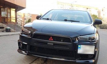 Бампер передний Mitsubishi Lancer X в стиле EVO фото