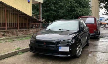 Бампер передний Mitsubishi Lancer X в стиле EVO фото